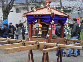 かなまら大神輿。